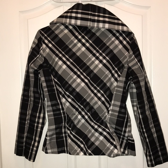 🧵 Black & Beige Ruffle Blazer - Picture 2 of 4